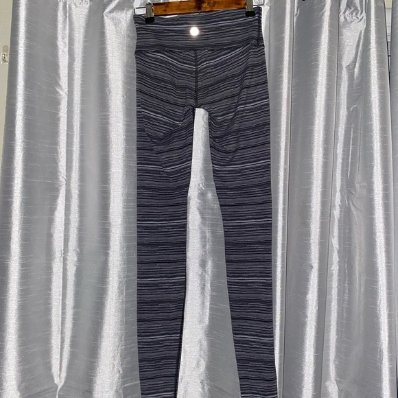 Lululemon Gray/Black Stripped Legging size 4 - Picture 3 of 6